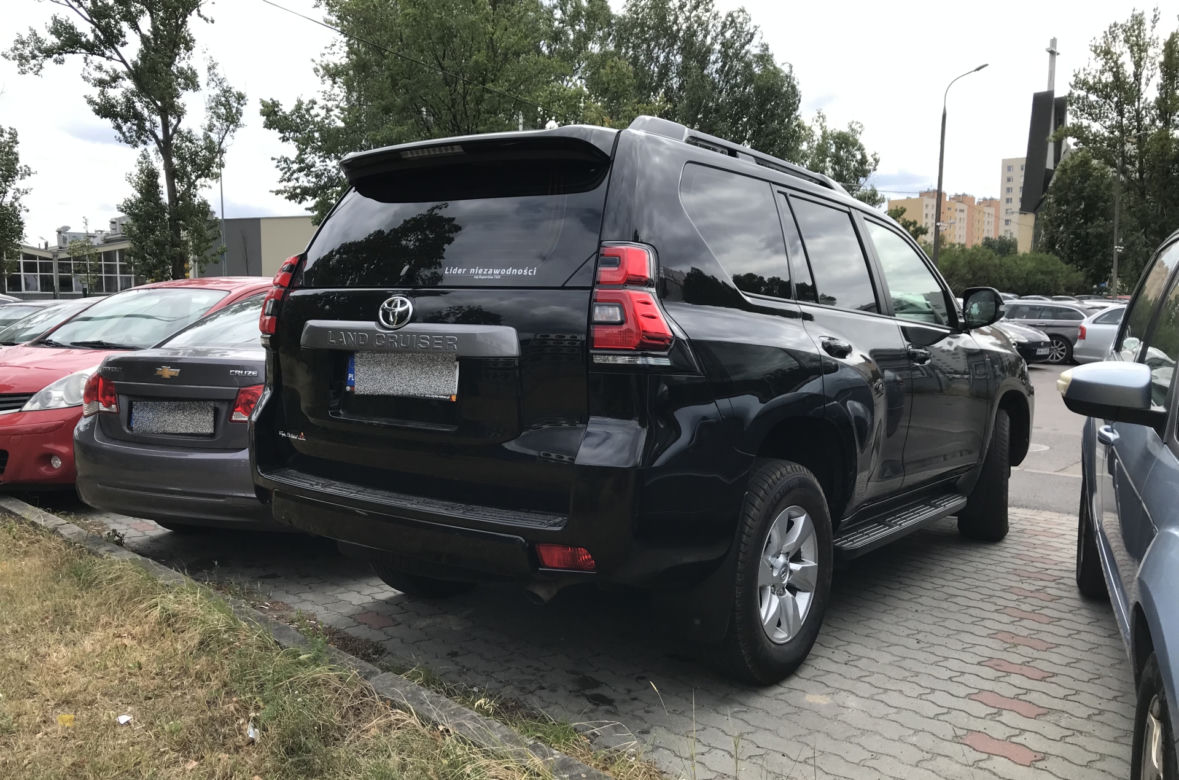Mikołaj Roznerski jeździ Toyotą Land Cruiser