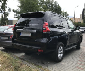 Mikołaj Roznerski jeździ Toyotą Land Cruiser