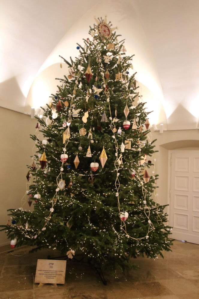 W Pałacu Prezydenckim już święta. Marta Nawrocka z rodziną ubierała choinkę