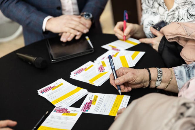 Zgarnęła nowiutkie auto na weekend! Tak Lubin świętował Dzień Kobiet. A wystawa "Kolorowe Samochody" trwa dalej!