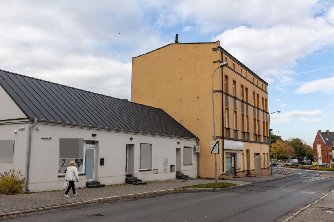 Ciało Adama znaleźli w mieszkaniu w Śremie. Obok była jego córeczka.