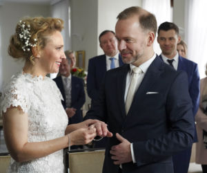 Barwy szczęścia, odc. 2626: Sabina (Barbara Jonak), Kazik (Grzegorz Mielczarek), Darek (Andrzej Niemyt), Zdzisio (Zbigniew Buczkowski), Róża (Anna Gronostaj)