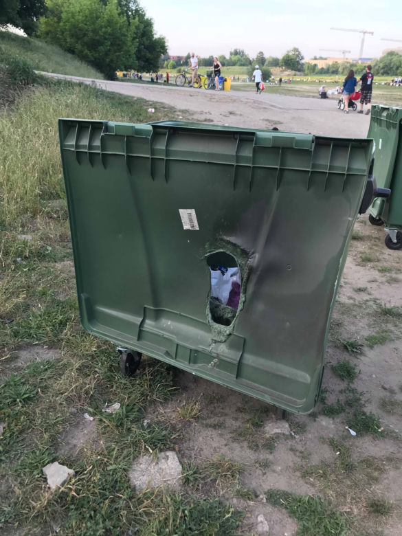 Zniszczone kontenery nad Wartą