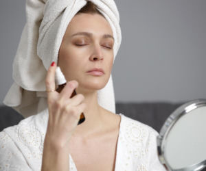 Utrwalacz w sprayu. Sprawdź, czy fixing spray naprawdę działa i kiedy warto go stosować