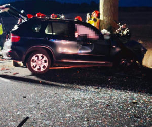 Trzcianka: BMW uderzyło w dwa drzewa! 23-latek zginął na miejscu