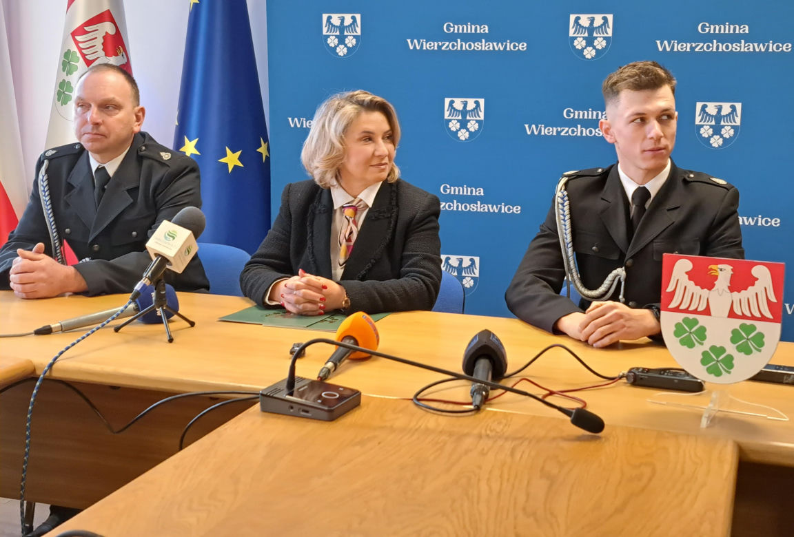 Wierzchosławice - akcja strażaków na zamarzniętym Dunajcu