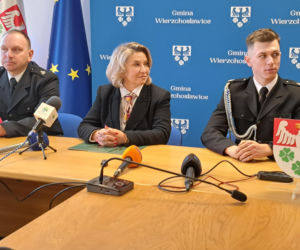 Wierzchosławice - akcja strażaków na zamarzniętym Dunajcu