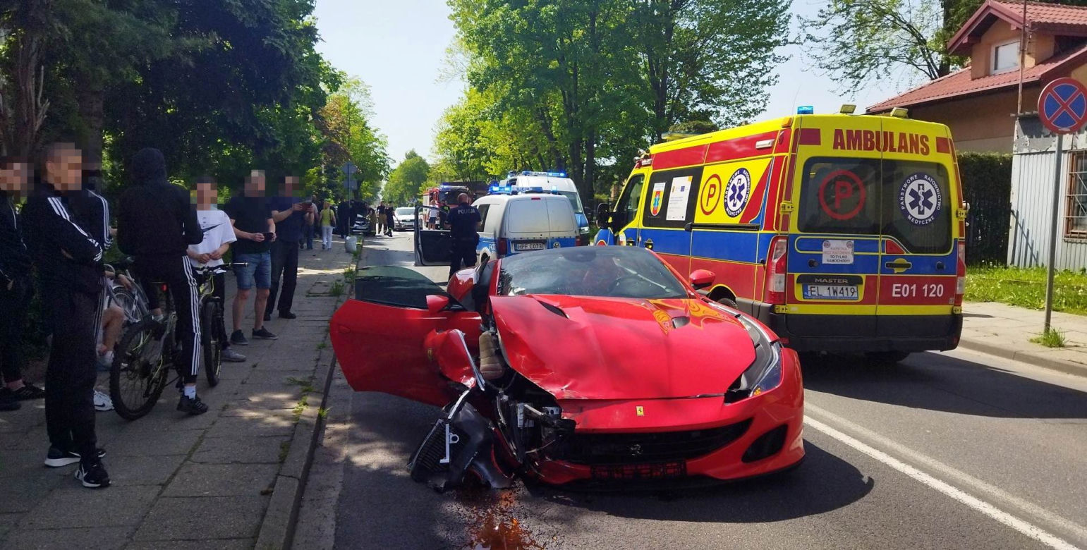 Wypadek ferrari w Piotrkowie Trybunalskim! Superauto rozbite na ul Wyzwolenia [ZDJĘCIA]