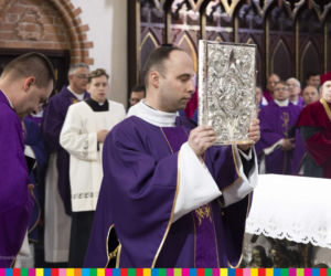 Łomża. Biskup Stanisław Stefanek pochowany. Żegnały go setki ludzi