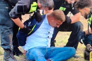Krzyż, kajdanki i szarpanina z policją. Nowe informacje po głośnej akcji w Berlinie