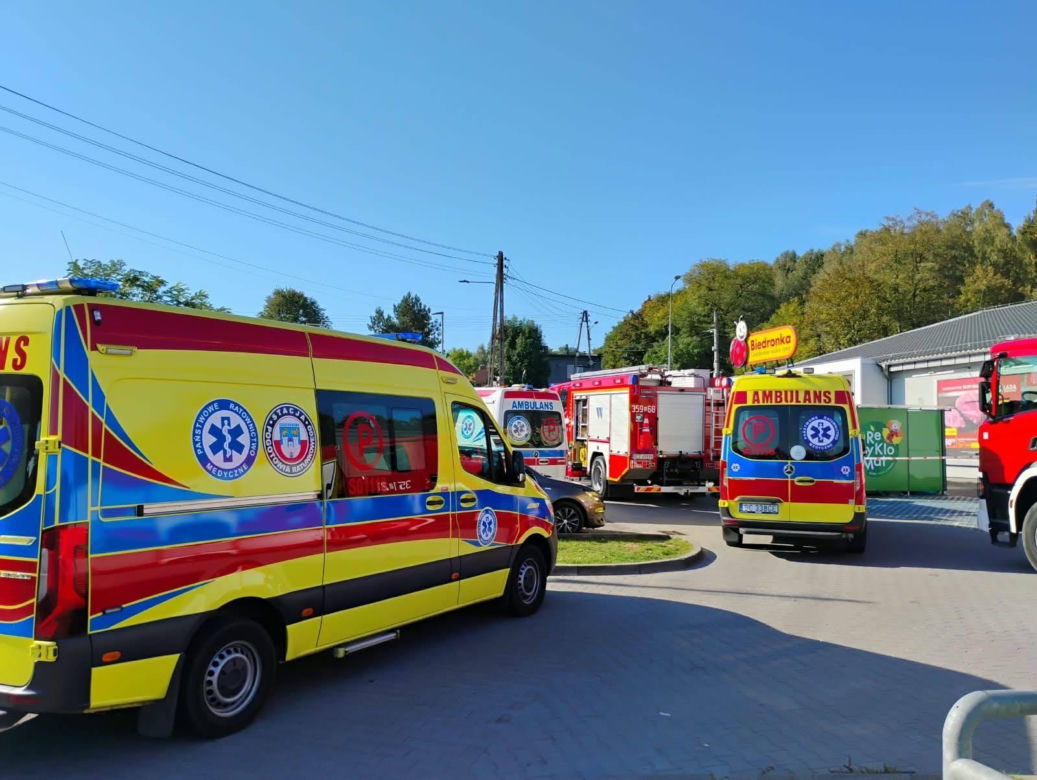 Pod Biedronką zaroiło się o karetek i wozów strażackich. Cztery osoby miały niepokojące dolegliwości