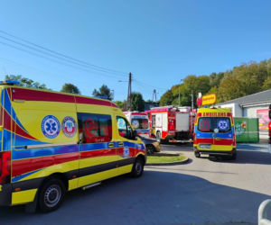 Pod Biedronką zaroiło się o karetek i wozów strażackich. Cztery osoby miały niepokojące dolegliwości