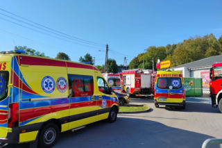 Pod Biedronką zaroiło się o karetek i wozów strażackich. Cztery osoby miały niepokojące dolegliwości