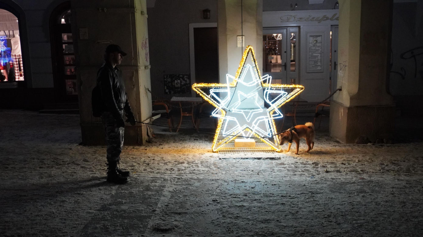 Świąteczne iluminacje w Olsztynie zachwycają. Prawdziwą „gwiazdą” jest choinka na starówce [ZDJĘCIA]