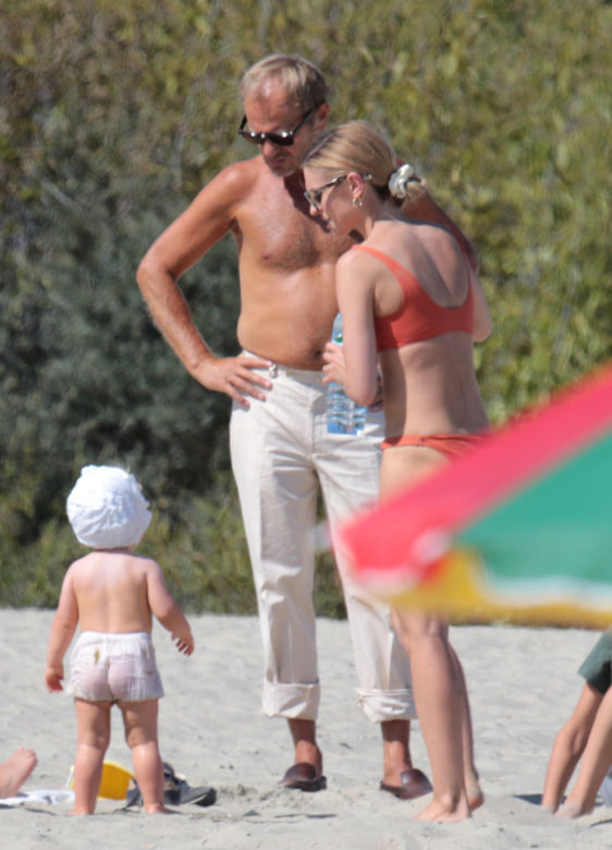 Kasia Tusk w bikini na plaży z rodziną