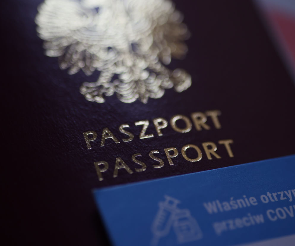 Nowy trend w sieci. Ludzie masowo publikują zdjęcia zaświadczeń o szczepieniu przeciwko COVID-19
