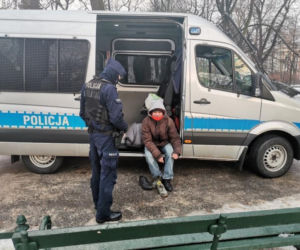 Policjanci dali bezdomnemu buty, by ten mógł pójść do pracy