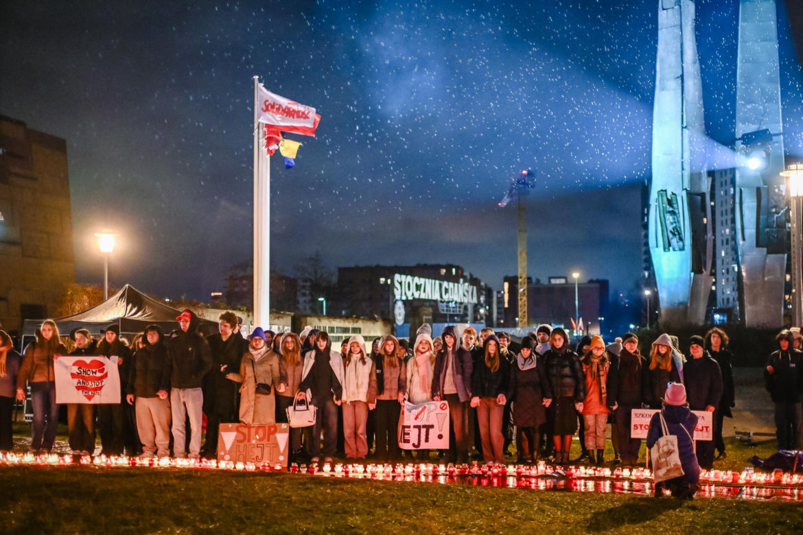 Gdańsk. "Rocznica śmierci Pawła Adamowicza. Na pl. Solidarności zapłonęło Wielkie Serce [ZDJĘCIA]. 
