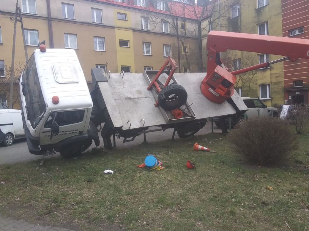 Kominiarz spadł z wysokości. Ruszyła zrzutka na leczenie