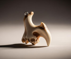 Elton John nosi to na szyi. Czy piosenkarz przekroczył granicę?