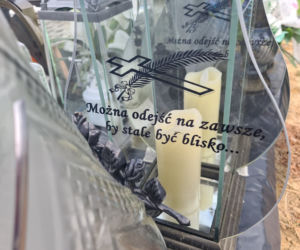 Grób rodziców z Przędzela, których zabił pijany kierowca zdobią białe aniołki [ZDJĘCIA]