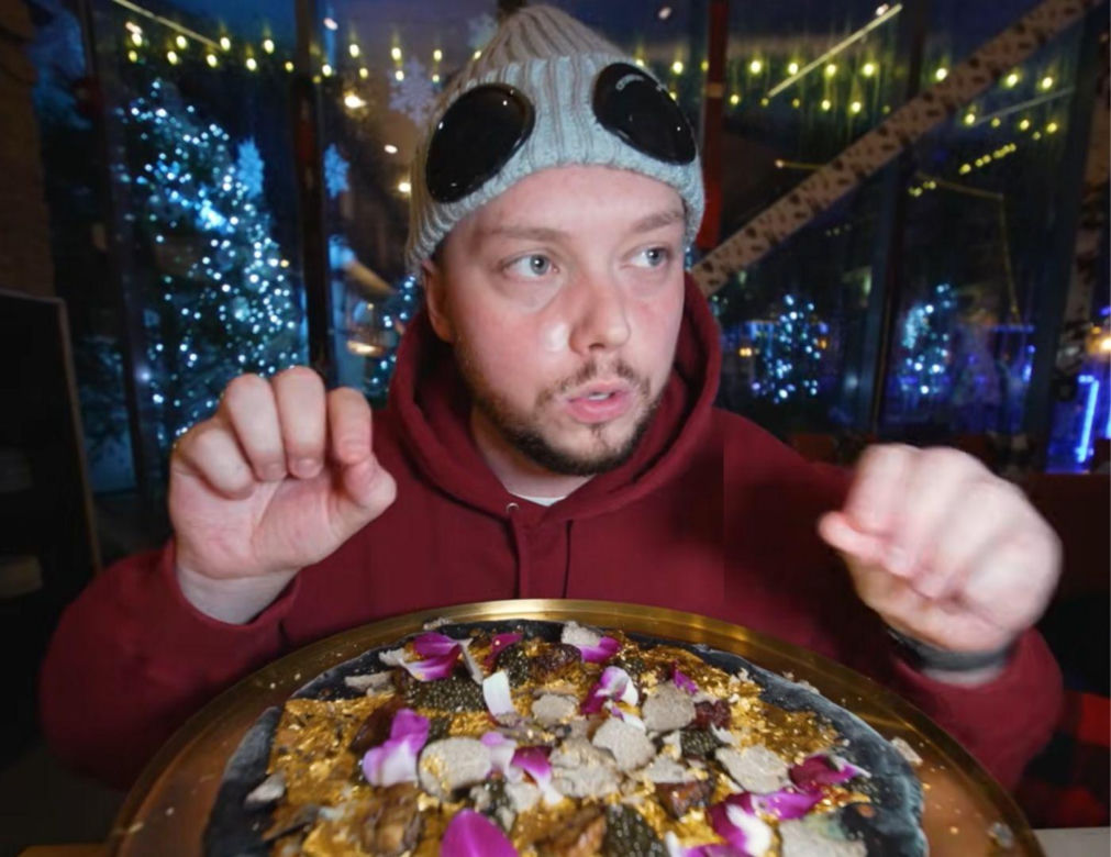 Książulo zapłacił prawie 8 tys. złotych za najdroższą pizzę na świecie. To co w niej znalazł obrzydziło internautów