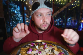 Książulo zapłacił prawie 8 tys. złotych za najdroższą pizzę na świecie. To co w niej znalazł obrzydziło internautów