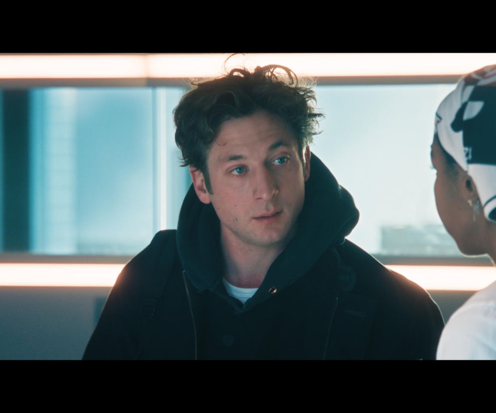 Aktor Jeremy Allen White w roli Carmy’ego Berzatto rozmawia z kobietą. O premierze finału The Bear przeczytasz na Eska.
