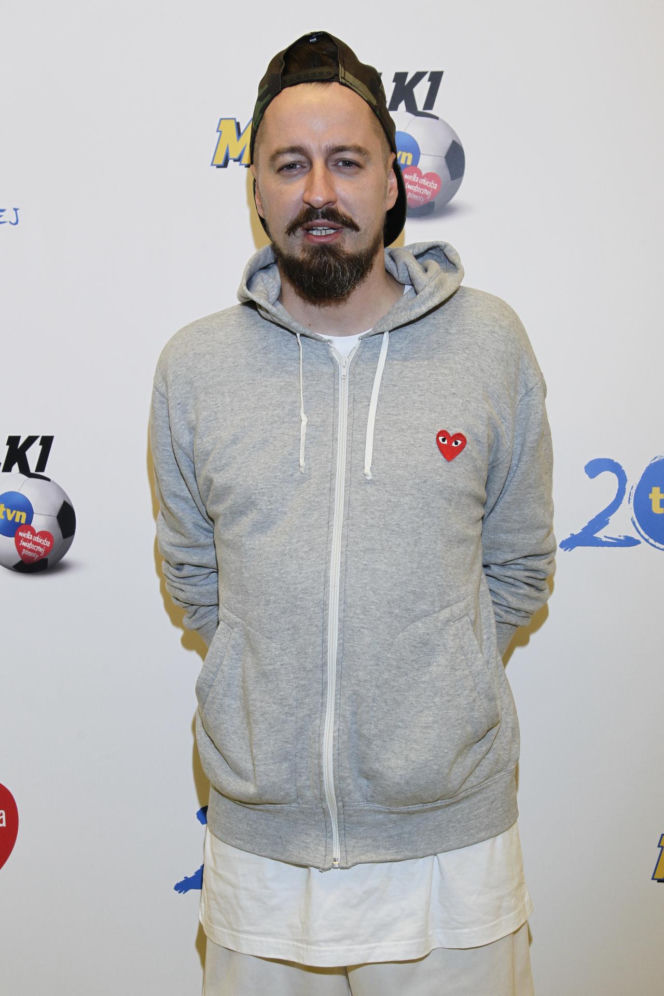 Tak na początku kariery wyglądał Piotr Kędzierski. Dziś trudno go rozpoznać na starych zdjęciach