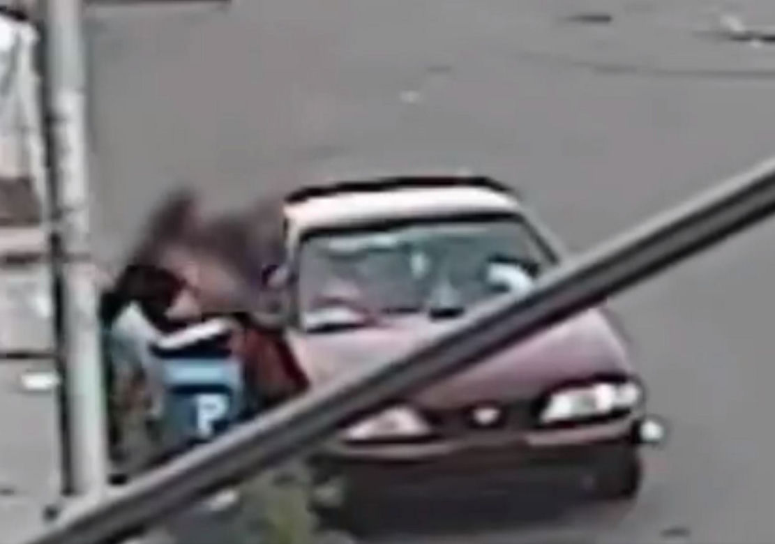 Porywacz chwycił 5-latka i uciekł. Wtedy matka dziecka... Szokujące wideo