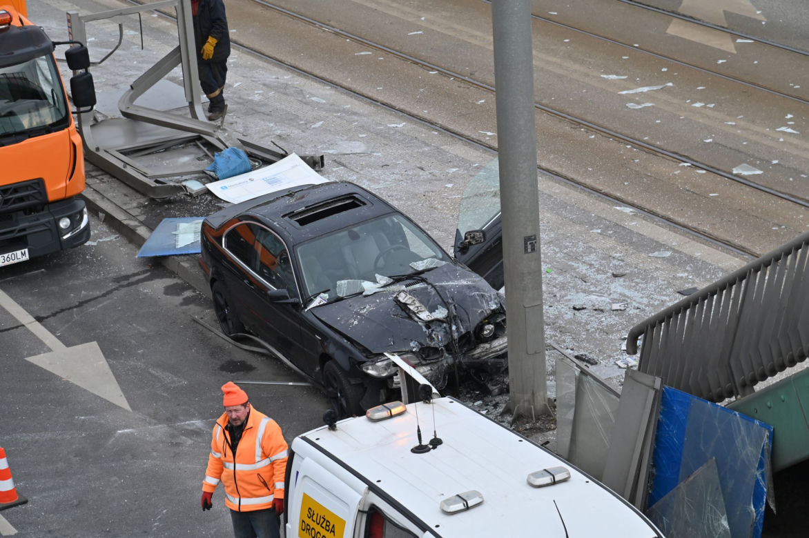 BMW wjechało w przystanek tramwajowy na ul. Gdańskiej