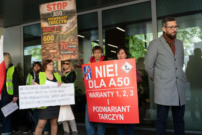 Dramat setek rodzin pod Warszawą! Nowa autostrada zburzy ich domy?! „Żyjemy na bombie”