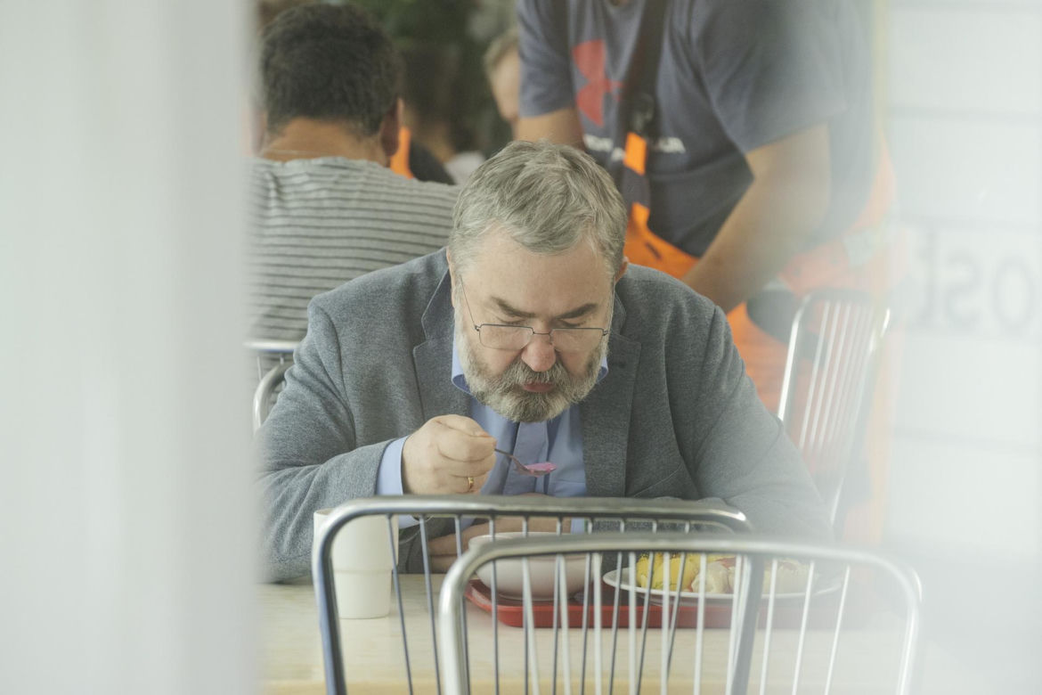 Karski zarabia 34 tys. zł, a je w barze mlecznym 