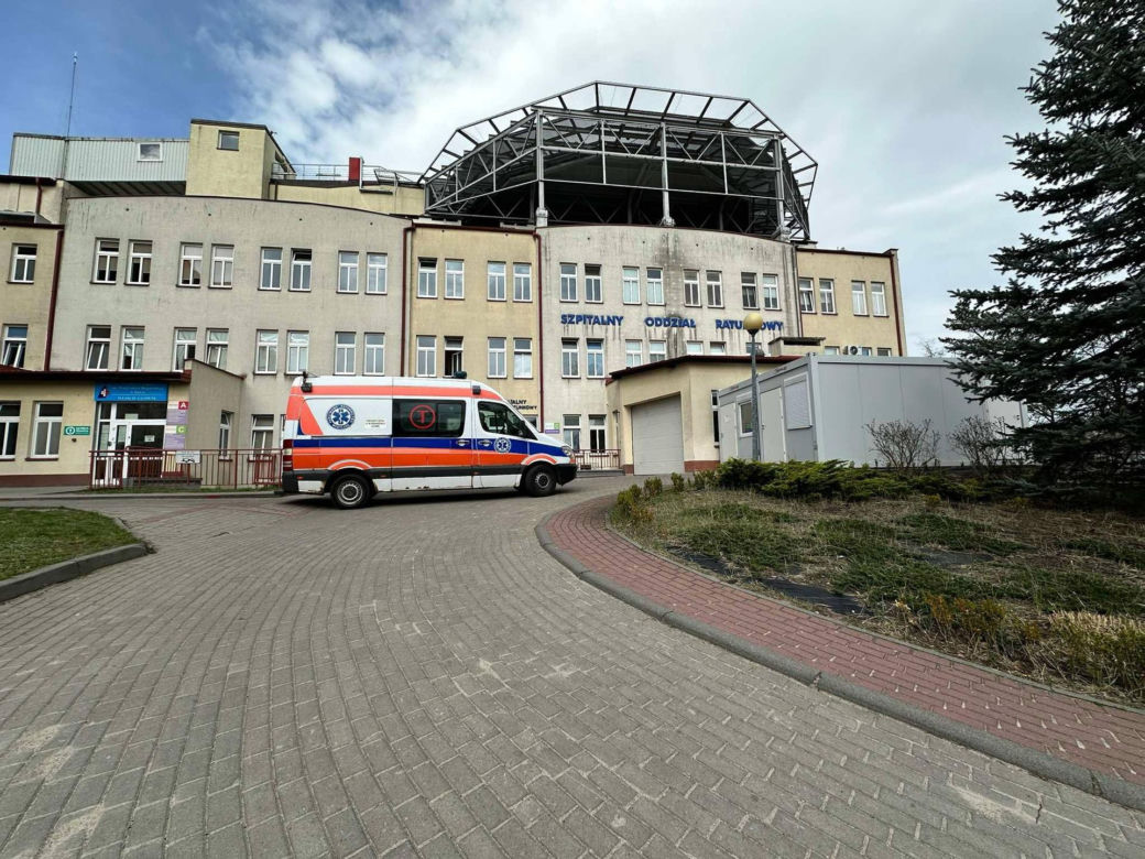 Nie było „dymka”, więc cisnął telefonem! Alarm w szpitalu, strażacy w akcji