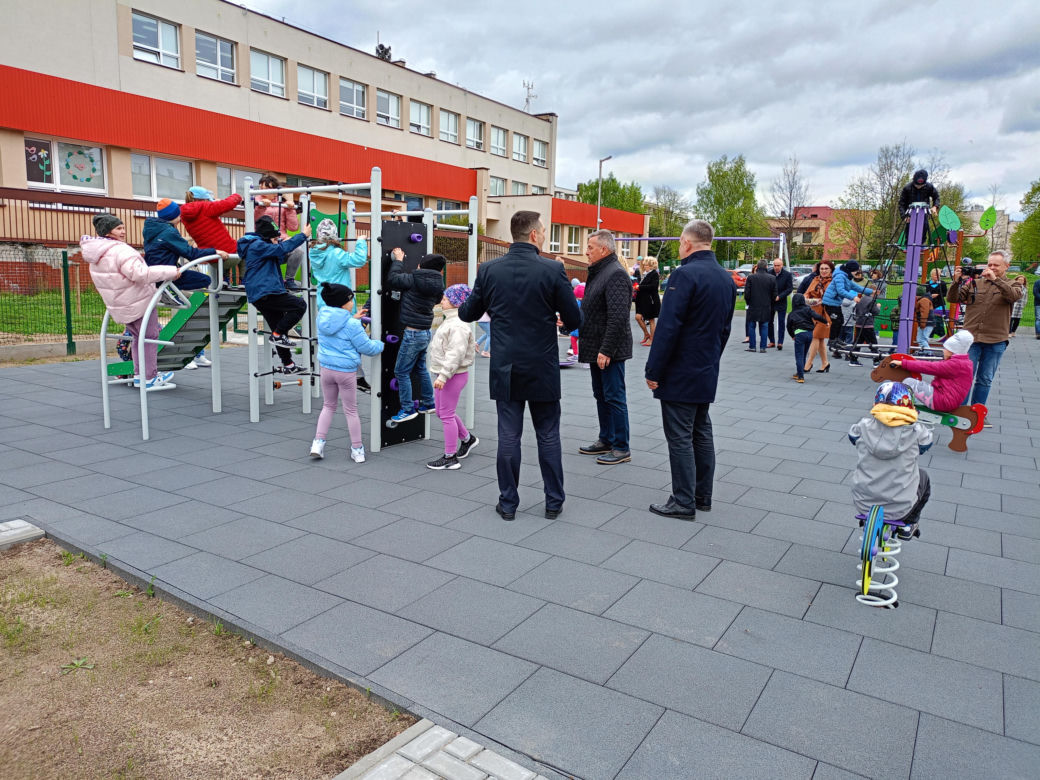 Nowy plac zabaw przy SP nr 8 w Siedlcach jest ogólnodostępny dla wszystkich mieszkańców miasta i dostosowany do potrzeb osób z niepełnosprawnością ruchową