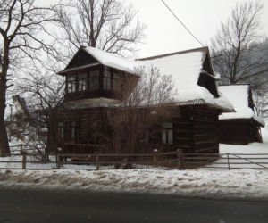 To jedna z najpiękniejszych wsi w Małopolsce. Kiedyś była popularniejszym kurortem niż Zakopane
