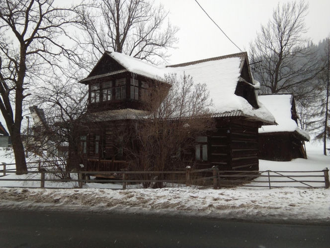 To jedna z najpiękniejszych wsi w Małopolsce. Kiedyś była popularniejszym kurortem niż Zakopane