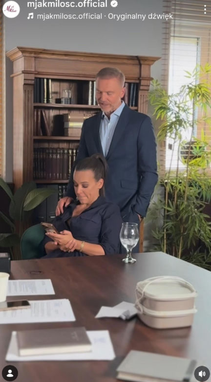 M jak miłość nowy sezon. Magda (Anna Mucha), Andrzej Budzyński (Krystian Wieczorek) na planie