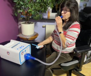 Pani Teresa podczas terapii aparatem do nieinwazyjnego drenażu oskrzeli