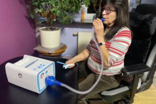 Pani Teresa podczas terapii aparatem do nieinwazyjnego drenażu oskrzeli