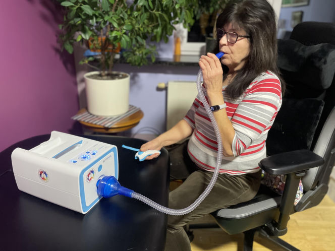 Pani Teresa podczas terapii aparatem do nieinwazyjnego drenażu oskrzeli