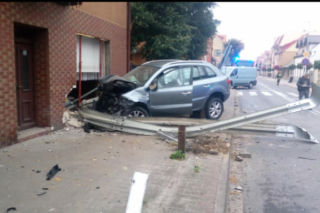Sieraków: Z impetem uderzył w budynek! Ledwo stał na nogach