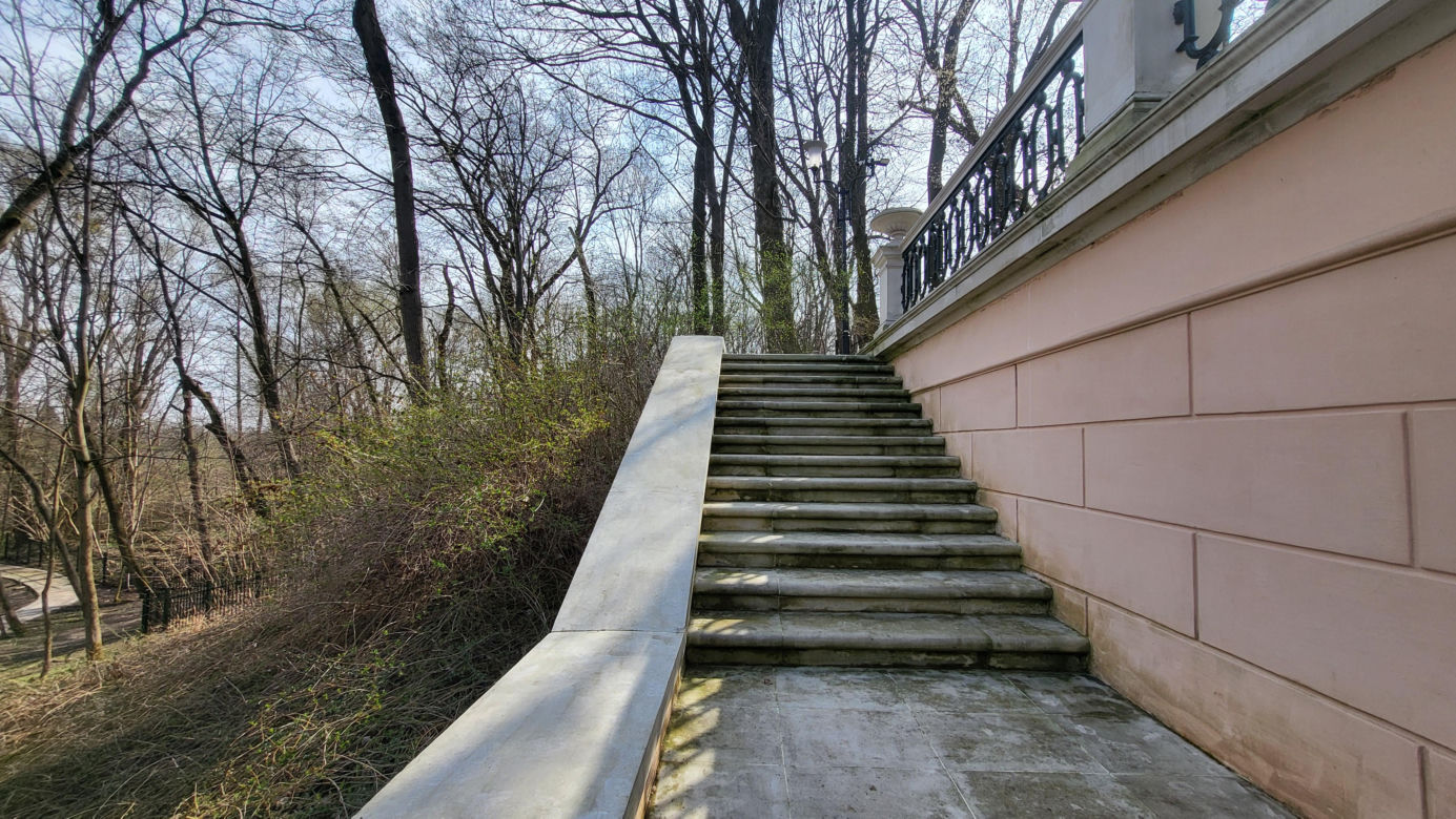 Stołeczna uczelnia może pochwalić się bajkowym ogrodem. Już niedługo będzie dostępny dla wszystkich 