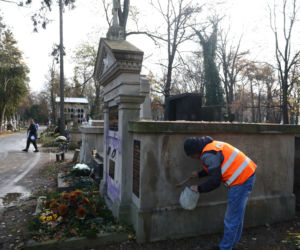 Czyszczą pomnik rodziny Stuhrów