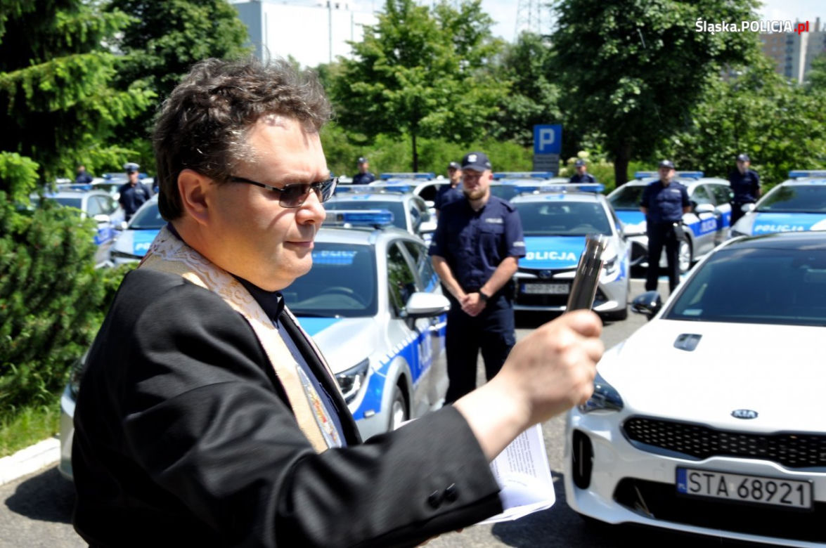 Śląska policja ma nowe radiowozy - hybrydowe Toyoty Corolle i szybkie Kie Stinger