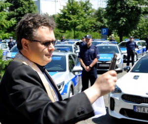 Śląska policja ma nowe radiowozy - hybrydowe Toyoty Corolle i szybkie Kie Stinger