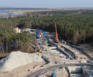 Na wyspie Uznam maszyna Wyspiarka przebiła się już przez ścianę czołową w szybie startowym i układa kolejne pierścienie tunelu