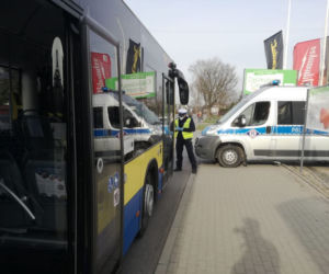 Tarnowscy policjanci kontrolują miejskie autobusy. Nie chodzi o sprawdzanie biletów! 