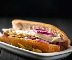 Holenderska bułka rybaka to pyszna przedświąteczna przekąska. Jest gotowa w kilka minut 