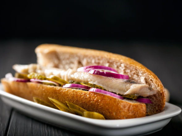 Holenderska bułka rybaka to pyszna przedświąteczna przekąska. Jest gotowa w kilka minut 